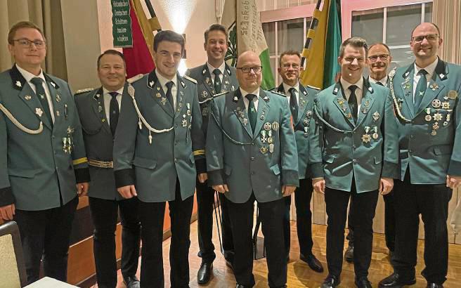 Die Neu- und Wiedergewählten der St. Jakobus Schützenbruderschaft Mastholte: zweiter Brudermeister Jürgen Sandmeier, Oberstleutnant David Harlos, zweiter Geschäftsführer Tobias Wimmelmeier, Brudermeister Christoph Ahrens, Kompaniechef der dritten Kompanie Jan-Dirk Lübbert, Schriftführer Dominik Bartels, Geschäftsführer Lucas Sonntag, Oberst Udo Brokherm und Schießmeister Benedikt Poll.