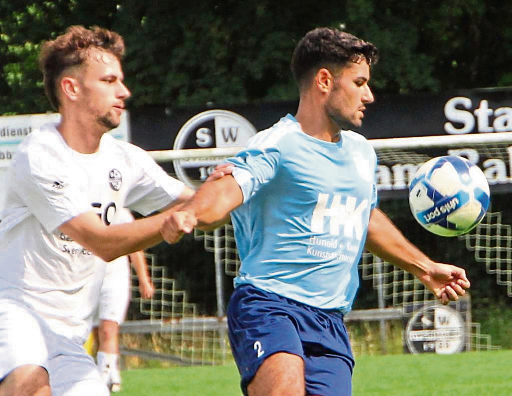 Bezirksliga-Absteiger FC Mönninghausen (in Hellblau) gab sich keine Blöße in Overhagen. Der gastgebende C-Ligist hatte beim 0:4 klar das Nachsehen. Fotos (2): Schnieder