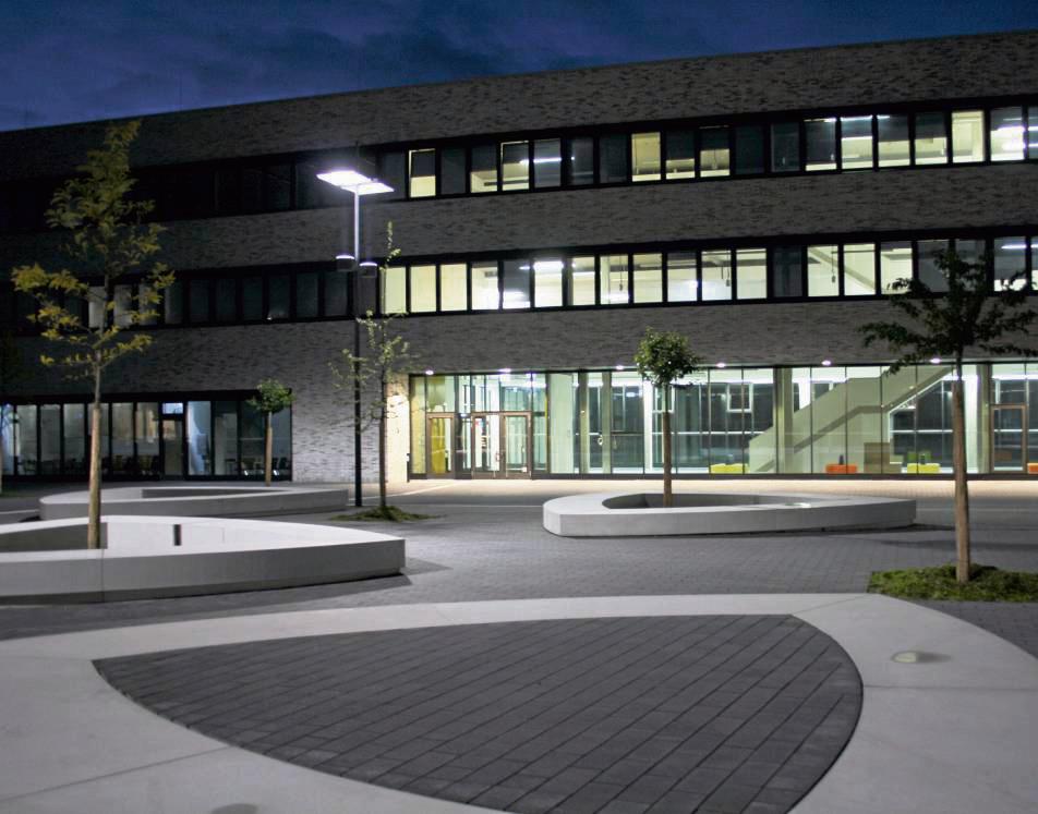 Der Campus in Lippstadt, hier sinnbildlich bei Nacht: Hier entsteht die Zukunft der Elektronik im globalen Kontext in einem komplett englischsprachigen Studiengang. Foto: Niggenaber