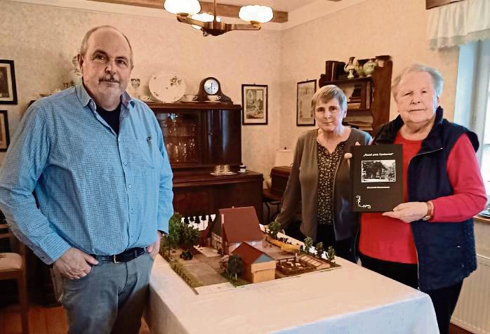 Präsentieren ihr Buch und das Modell (v.l.): Dr. Helmut Mauermann, Ulrike Rubarth und Elisabeth Mauermann.