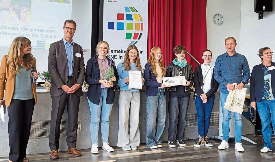 Stellvertretend nahmen die Lehrkräfte Vera Krutmann (3.v.l.) und Christoph Ehlebracht (2.v.r.) gemeinsam mit den Schülern Klara Ganseforth, Thea Schinzer, Mattheo Seidel und Sophie Seidel die besondere Auszeichnung entgegen.