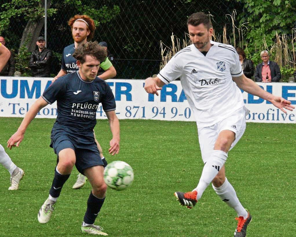 Mit einer guten Leistung gegen den BV Bad Sassendorf will sich FC Mönninghausen (in Weiß) noch einmal bei den eigenen Fans bedanken, auch wenn die Wessels-Elf den Abstieg am Ende nicht verhindern konnte. Foto: Schlink