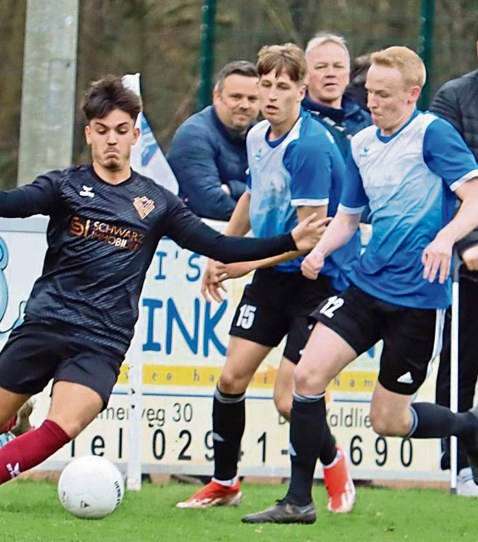 Das Feld weiter von hinten auf rollt Viktoria Lippstadt (in Schwarz). 3:1 siegte man bei BW Lipperbruch. Foto: Feichtinger