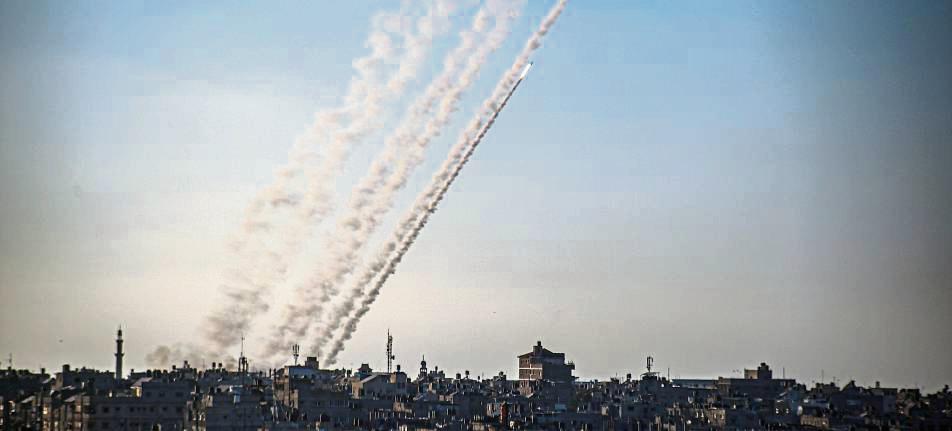 Raketen werden im südlichen Gazastreifen in Richtung Israel abgefeuert: Der Nahe Osten ist einer von mehreren Brandherden in der Welt aktuell. Foto: dpa