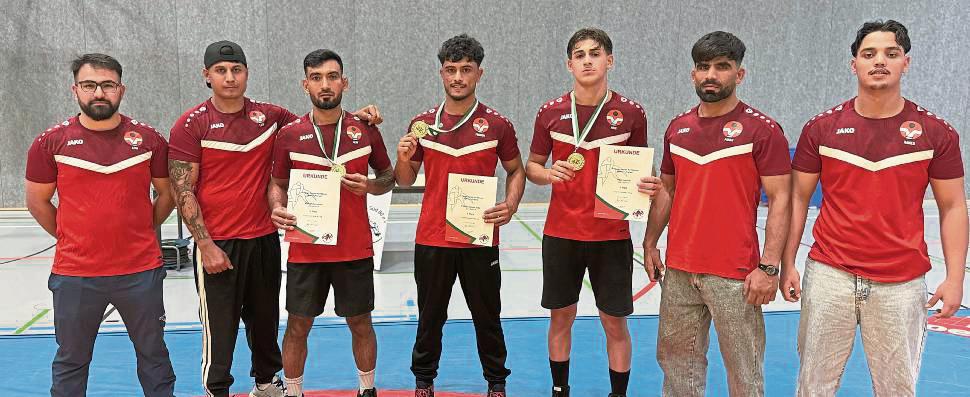 Sie vertraten die Farben des JSV Lippstadt beim Ringer-Landesturnier für Anfänger in Lünen: (v.l.) Azim Dawlati, Latif Mohammadi, Alim Mohammadi, Fridoon Akhtar Zada, Roni Hussein, Panah Ahmadi (Betreuer) und Hamed Hussaini.