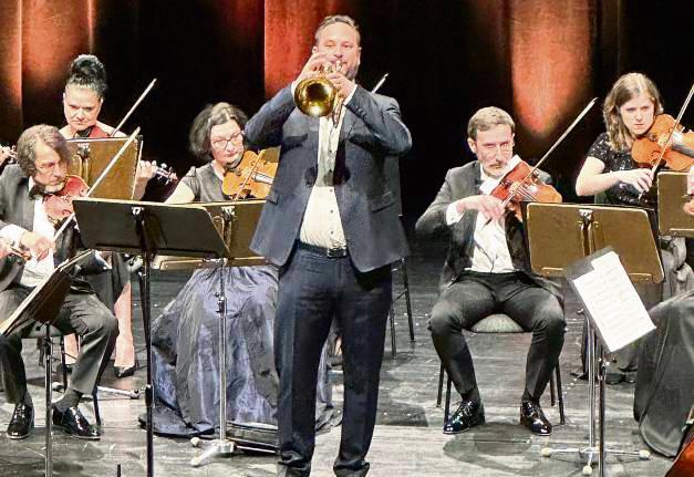 Gábor Boldoczki mit der Sinfonietta Cracovia beim Konzert im Lippstädter Stadttheater. Foto: Li
