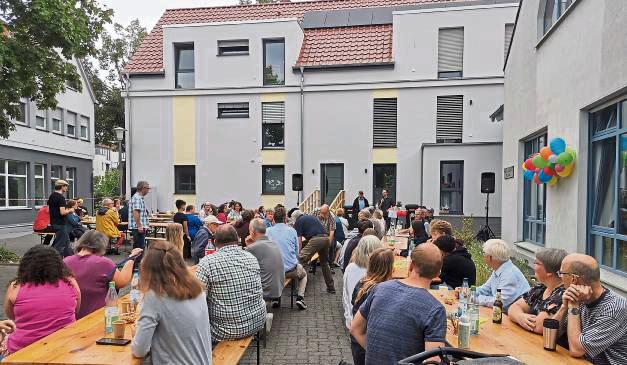 Das neue Wohnangebot für Mütter und Kinder wurde Ende August offiziell eröffnet: Die Gemeinde freut sich sehr, dass neben den bestehenden Angeboten für Familien nun auch das Mutter-Kind-Projekt Wirklichkeit geworden ist. Erste Kennenlern- und Informationstreffen mit der Hausgemeinschaft waren von Dankbarkeit der Mütter für die Unterstützung geprägt.
