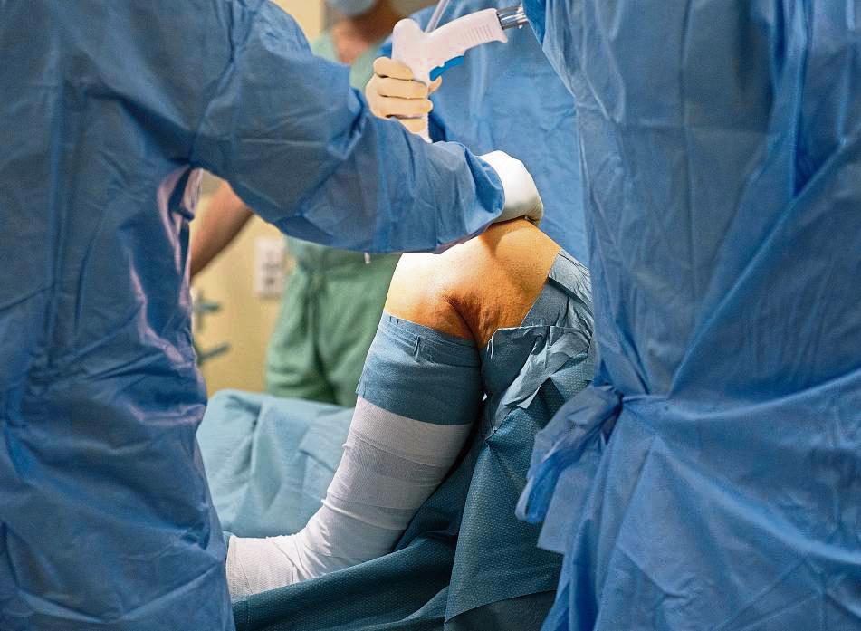 Der Schwerpunkt von Christian-Dominik Peterlein liegt auf der Endo-Prothetik – zum Beispiel im Zusammenhang mit Knie-Operationen. Symbolfoto: dpa