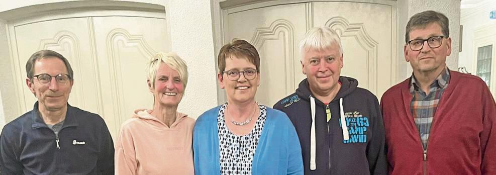 Der Vorstand des Volleyballkreises Soest wurde einstimmig in seinen Ämtern bestätigt (v.l.): Berthold Gies, Birgit Grobfeldt, Susanne Hillebrand, Heinz Arens und Werner Feichtinger. Es fehlen: Michael Kerkhoff und Steve Blaudszun.