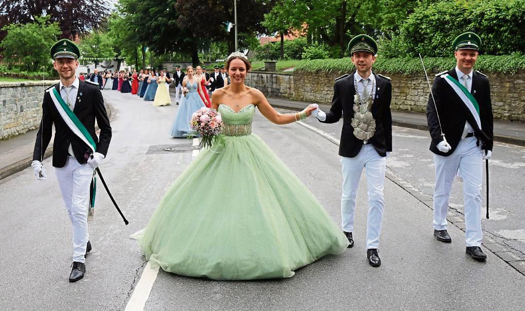 Viel Beifall erhielt das Königspaar Lukas Lehnen und Hanna Arndt. Fotos: Priesnitz