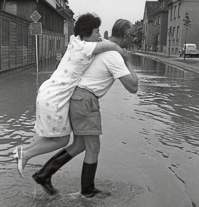 Die Heinrichsflut 1965 war prägend für das Bewusstsein und die Entwicklung von Hochwasserschutzmaßnahmen in Lippstadt und Umgebung.