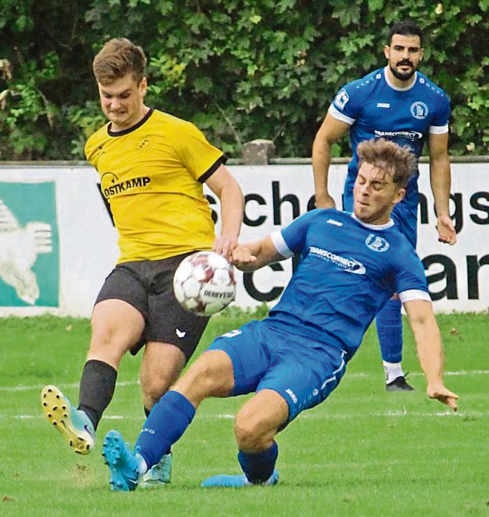 Vollbetrieb herrschte auf der linken Abwehrseite des SuS Bad Westernkotten in den ersten 45 Minuten. Hier musste Lukas Cesarek (in Gelb) Schwerstarbeit verrichten. Foto: Heinke