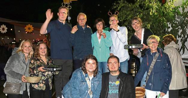 Die Stimmung war während der Waltringhauser Polonaise trotz Regentropfen gut. Fotos: Priesnitz