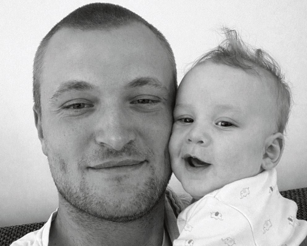 Ein Moment des innigen Glücks mit seinem Sohn: Aufwachsen sehen kann der Anröchter Marcel Schütz sein Kind nicht mehr. Er starb am Freitagabend bei einem Verkehrsunfall. Seitdem gibt es eine beispiellose Welle der Hilfsbereitschaft.