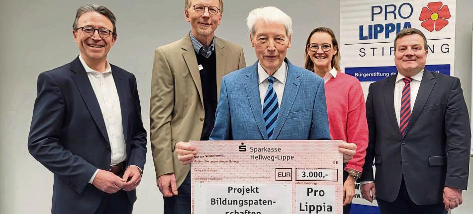 Frank Osinski (2.v.l.) freute sich über den Scheck, den Stiftungsvorsitzender Franz Klocke (M.) gemeinsam mit den weiteren Vorstandsmitgliedern überreichte. Auch Bürgermeister Arne Moritz freute sich über die Unterstützung für das städtische Projekt.