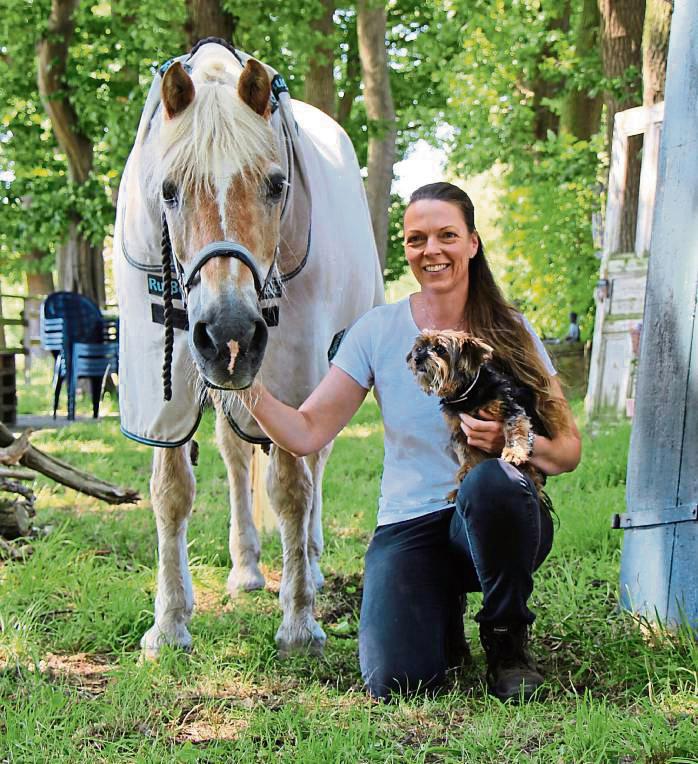 Ponystute Hanni, Natalie Otto und Hund Carlsson kennen den Weg aus der Einsamkeit. Foto: Löseke