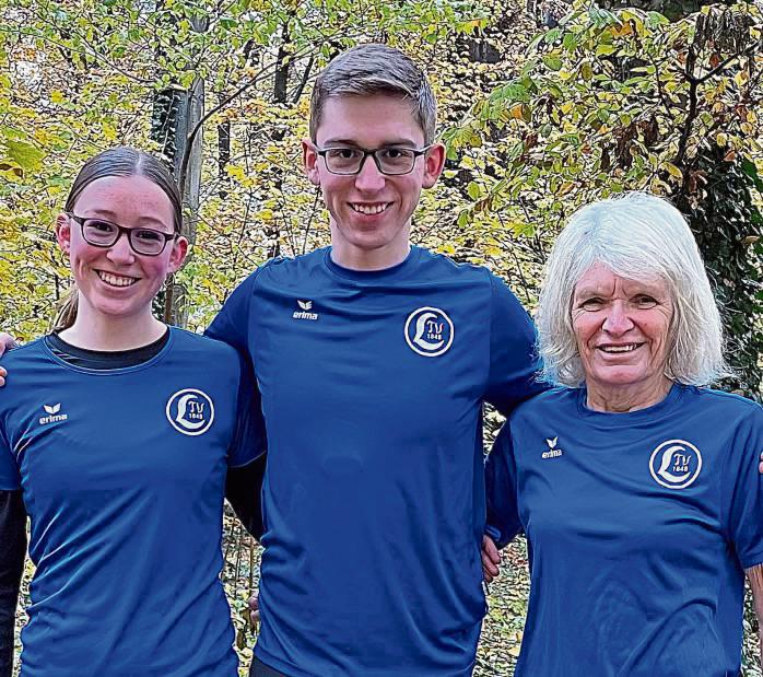 Nahmen für den LTV Lippstadt an den FLVW-Crosslaufmeisterschaften in Schloß Neuhaus teil (v.l.): Laura Kaiser, Felix Kaiser und Angelika Albrecht. Letztgenannte wurde Vizemeisterin in ihrer Altersklasse.