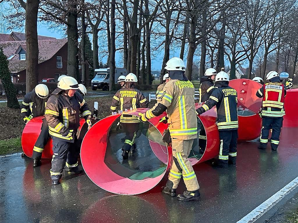 Die Feuerwehr baut in Cappel das mobile Hochwasser-Schutzsystem Aquariwa auf. Foto: Cegelski