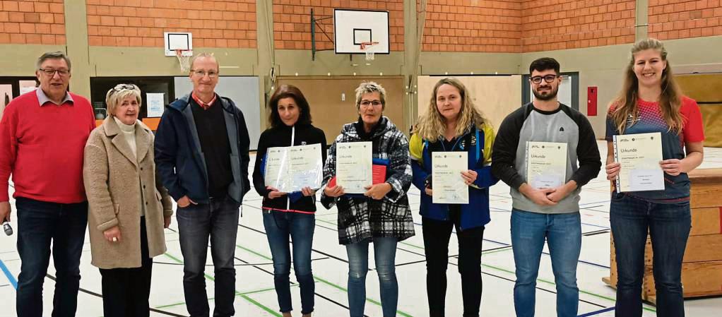 Erfolgreiche Stadtradler konnten beim Abend des Sports von Beatrix Krüper (stellvertretende Bürgermeisterin, 2.v.l.) geehrt werden.