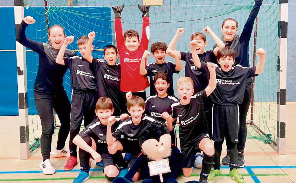 Geschafft! Riesig freuten sich die jungen Fußballfreunde der Grundschule St. Marien aus Geseke über den Einzug in die Zwischenrunde der Kreismeisterschaften.