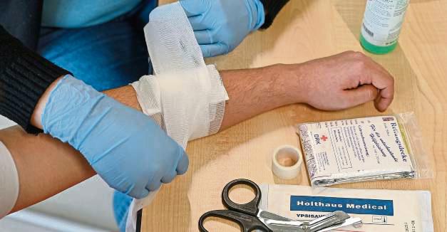 Auch das Anlegen von Verbänden – bei anderen und bei sich selbst – wird im Erste-Hilfe-Kurs für Senioren geübt. Foto: dpa