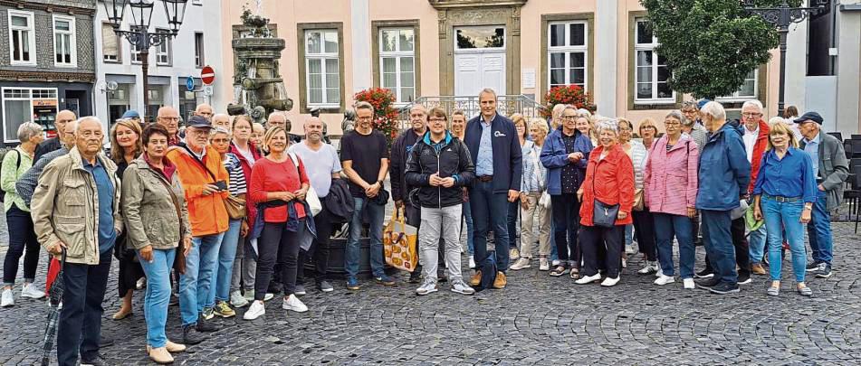 Start zum diesjährigen SPD-Stadtspaziergang am Bürgerbrunnen. Neben zahlreichen Gästen waren auch Alexander Tschense, parteiunabhängiger und von der SPD unterstützte Bürgermeisterkandidat, sowie SPD-Landratskandidat Dr. Bastian Weber mit von der Partie.