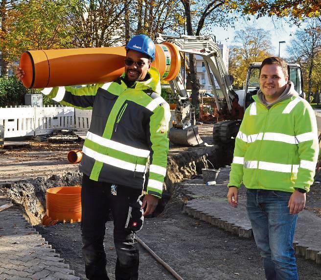 In der Juchaczstraße hat die Stadtentwässerung jetzt neue Schmutzwasserkanäle verlegt. Die erstmals genutzten Kunststoffrohre, die laut Stadtentwässerung der Umwelt und dem Klima dienen, haben einen hohen Anteil von Industrierezyklaten aus Produktionsresten. Bauleiter Direson Alexander (l.) und AöR-Ingenieur Jan Holtkötter waren gespannt auf die Kunststoffrohre.
