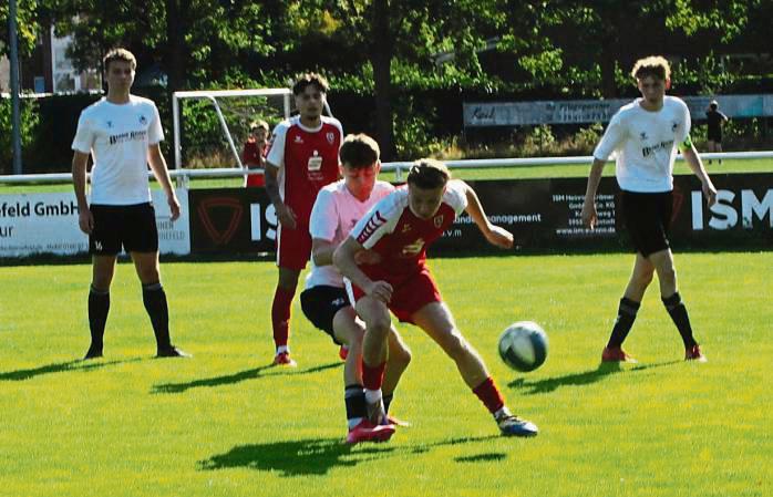 Dem Sturmlauf des SV Bad Waldliesborn (in Rot) hatte die JSG Hörste nicht viel entgegenzusetzen, und so stand unterm Strich eine 0:9-Niederlage. Foto: Hans Dannhausen