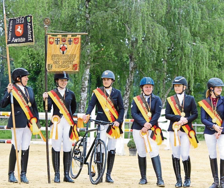 Siegerehrung ohne Pferde, aber mit einem „Drahtesel“. Der RV Anröchte und Umgebung sicherte sich mit einem knappen Vorsprung den Mannschaftstitel.