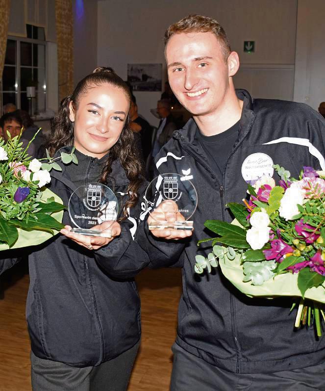 Ihre Siegertropähen präsentieren die beiden Hip-Hop-Akteure Emily Knaus und Jannick Holste, die bei der Geseker Sportlerwahl des Jahres triumphierten. Fotos: Giannakis