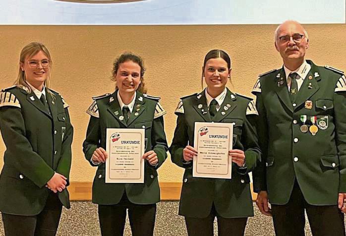 Für 20 Jahre aktive Mitgliedschaft wurden Kira Valland (2.v.l.) und Marie Schweighöfer (2.v.r.) ausgezeichnet.