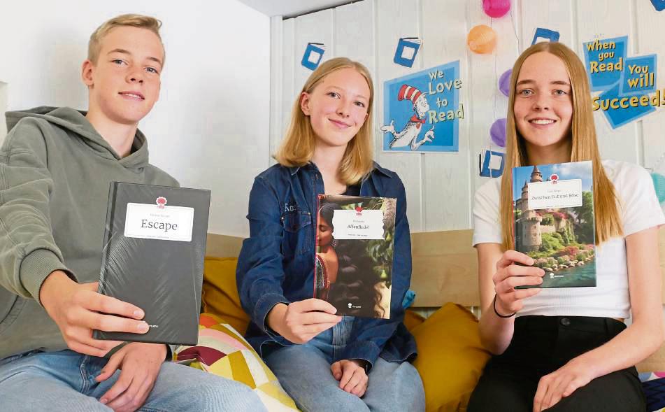Sind stolz, ihr erstes gebundenes Buch in den Händen zu halten (v.l.): Hanno Bürger (Escape), Ida Jacobs (Affenfiedel) und Lene Bürger (Zwischen Gut und Böse). Foto: Bsdurek