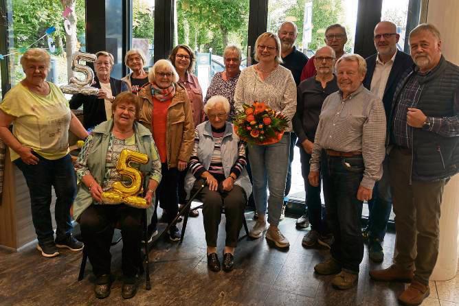 Zum fünfjährigen Jubiläum des Seniorenbusses der Dorfgemeinschaft Altenrüthen wurde gefeiert. Foto: Anja Bsdurek