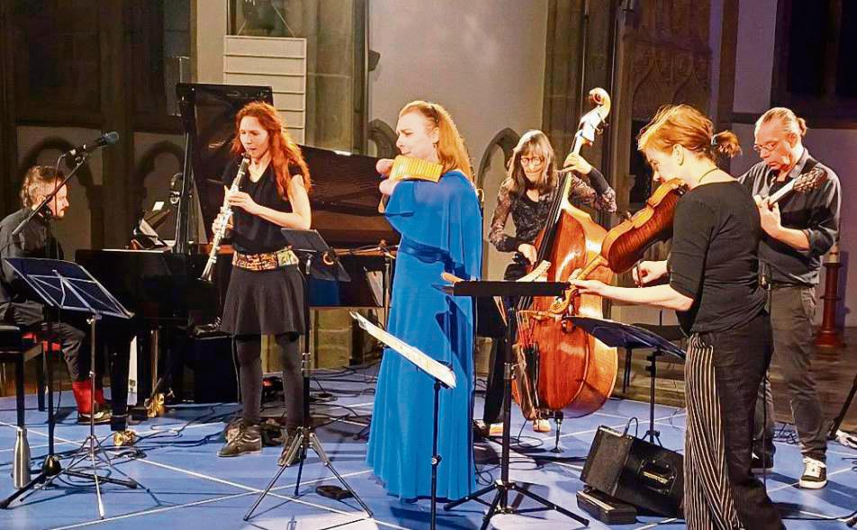 Ein gutes Team: Die Panflötistin Hannah Schlubeck und die Klezmerband Mischpoke bei ihrem Konzert in der Lippstädter Jakobikirche. Foto: Boronowsky