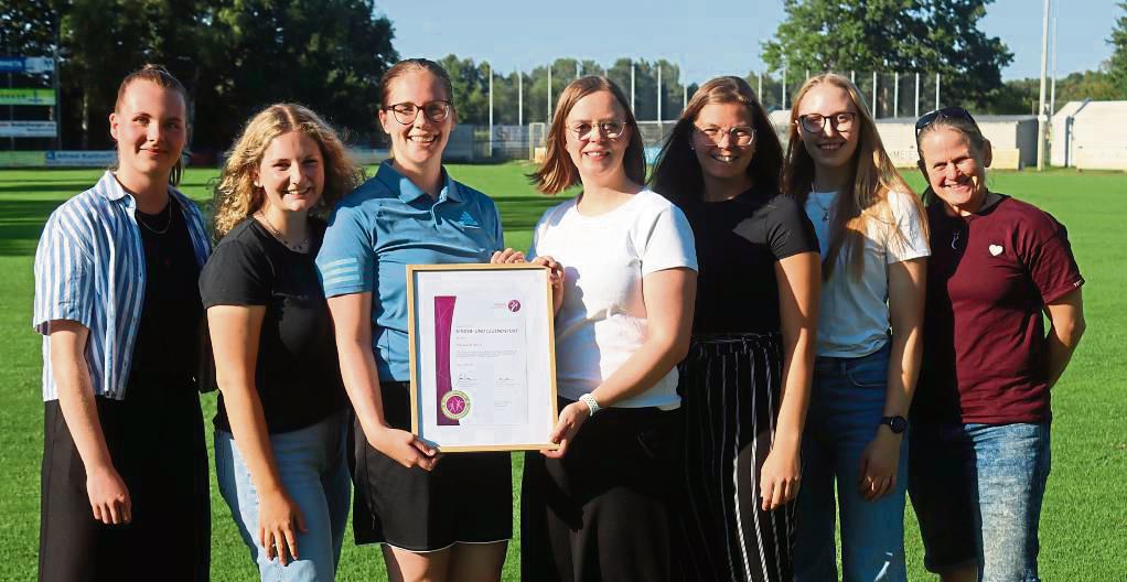 Über die Auszeichnung mit dem Qualitätssiegel freuen sich (v.l.) Hannah Niehaus (J-Team), Lena Stijohann (Vereinsjugendleiterin), Mona Eickmann (Geschäftsführerin), Lena Lehmann (Fachkraft Jugendarbeit beim KSB Soest), Romy Günther (stellvertretende. Geschäftsführerin), Maria Förster (Vereinsjugendleiterin) und Barbara Ruf (Projektunterstützung Schutzkonzept). Foto: Feichtinger