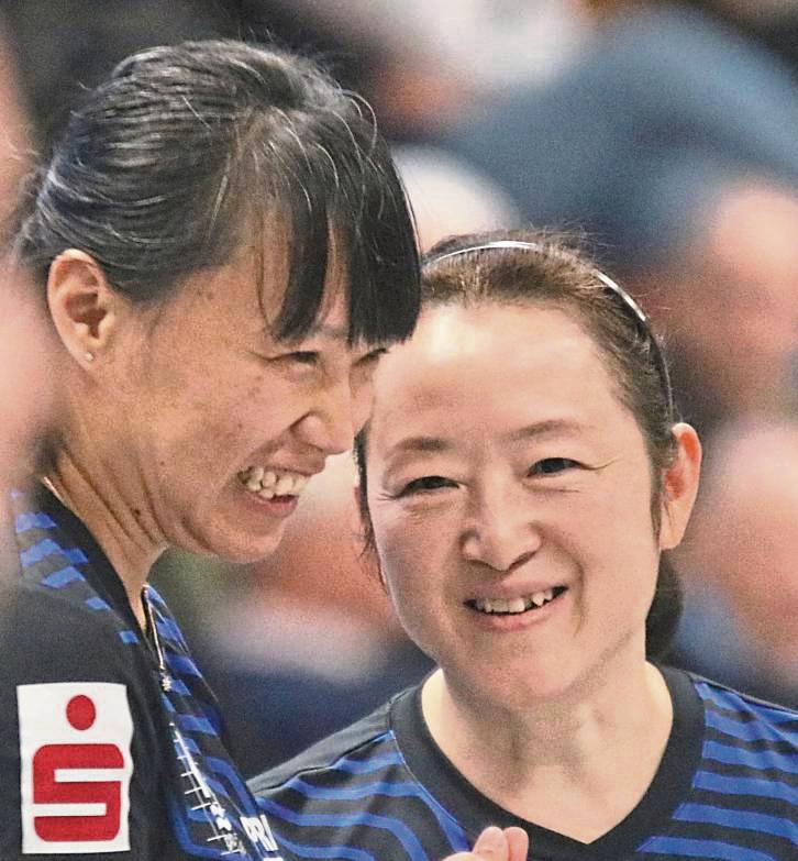 Gut Lachen hatten zuletzt Yang Henrich (l.) und Aimei Wang (r.), die beim 5:5 in Langen ungeschlagen blieben. Auch im Heimspiel gegen Langweid hofft der TTK, dass das Erfolgsduo seine Klasse wieder unter Beweis stellt. Foto: Thomas Wiegand