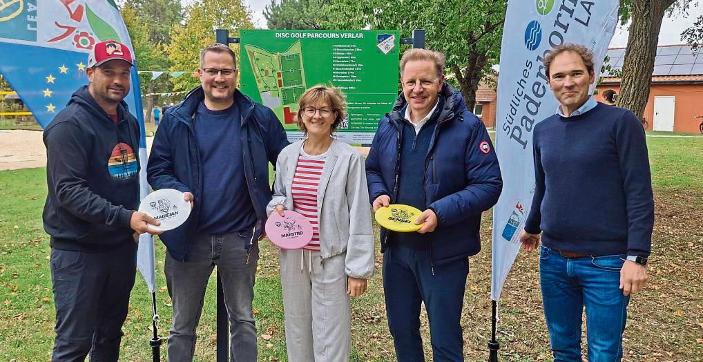 Eröffneten den Parcours (v.l.): Andre Bertelsmeier (Ortsvorsteher), Matthias Fecke (Vorsitzender BW Verlar), Ute Dülfer (Vorsitzende der Leader Südliches Paderborner Land), Uli Berger (Bürgermeister Salzkotten) und Uwe Jordan (Regionalmanager Leader).