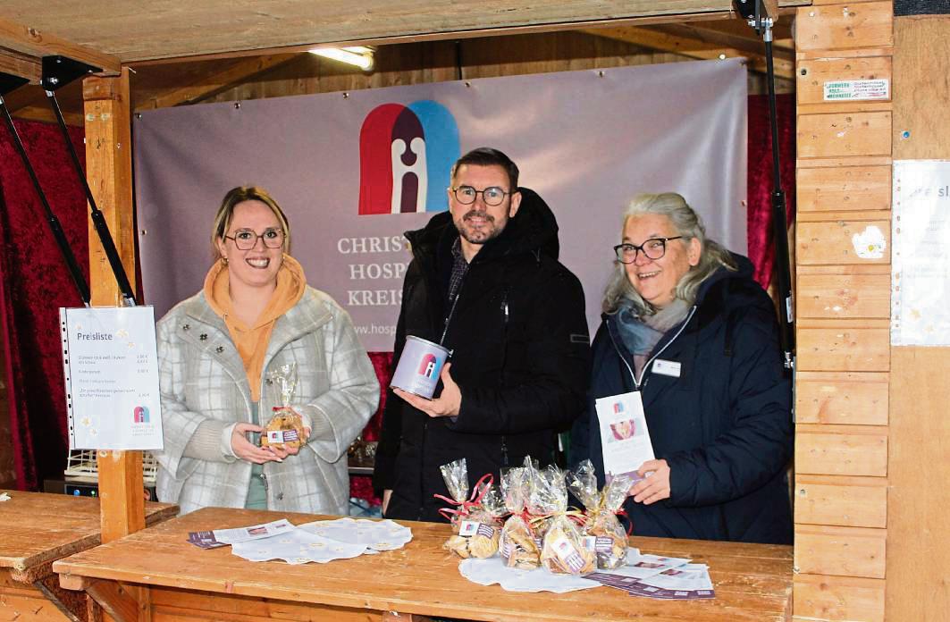 Nathalie Peter, Sebastian Thiemann und Maria Allhoff (v.l.) von den Christlichen Hospizen im Kreis Soest nutzen das Hüttenwechselsystem auf dem Weihnachtsmarkt.