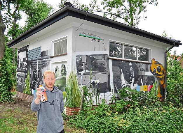 Historische Aufnahmen aus der Arbeitswelt der Stadtentwässerung treffen auf Frosch und Salamander: Philipp Uthmann vor seinem Werk. Foto: Stadtentwässerung Lippstadt/Häger