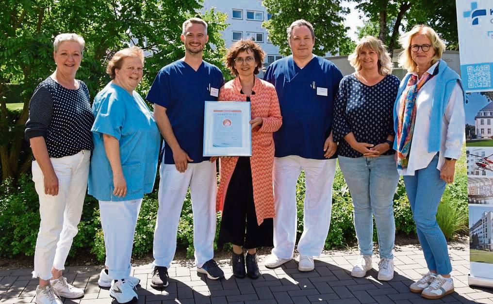 Das Klinikum Lippstadt ist jetzt MS-Zentrum: Dr. Sabine Schipper (Mitte), Geschäftsführerin des DMSG-Landesverbands, überreicht die Auszeichnung an (v.l.) Elke Hermeyer, Annette Tiele, Dr. Thomas Grüter, Dr. Ingo Meister, Sabrina Bertels und Gaby Schulte.