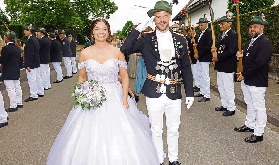 Das Altenrüthener Königspaar Maximilian und Carla Prinz strahlte im Festumzug. Fotos: Kloer