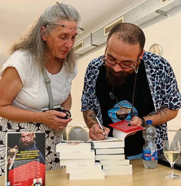 Am Ende der Veranstaltung nahm sich Firas Alshater noch Zeit, um Bücher zu signieren. Foto: Laame