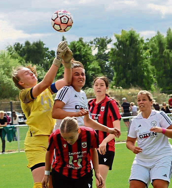 Voller Einsatz der SV-Damen (in Schwarz-Rot) ist auch im Heimspiel gegen den BV Alme gefragt, will der Aufsteiger das nächste Erfolgserlebnis feiern. Foto: Uwe Feichtinger