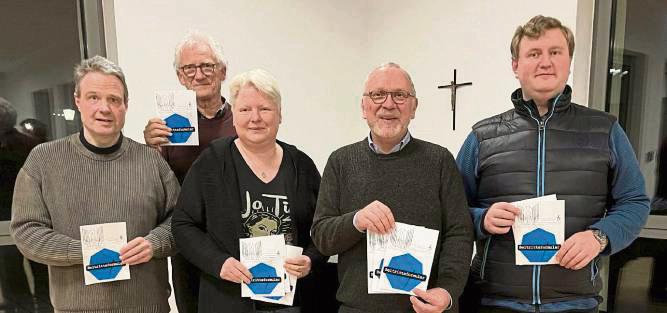 Unser Bild zeigt (v.l.): Harduin Boeven, August Sternberg, Angelika Falkenkötter, Pfarrer Thomas Wulf und Patrick Heinrichsmeier.