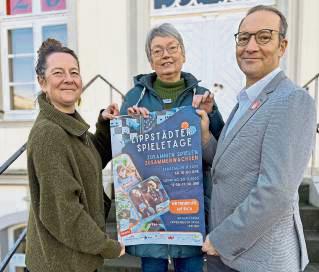 Freuen sich auf die Spieltage (v.l.): Sonja Kiekens (Stadtjugendring), Marion Berlinghoff (Stadtbücherei) und Thomas Raulf (Sparkasse).