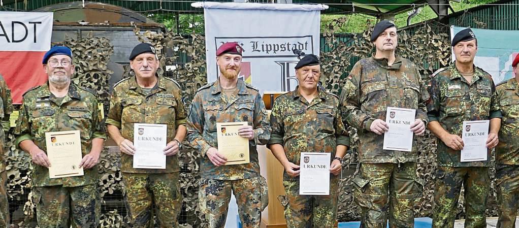 Für langjährige Mitgliedschaft in der Reservistenkameradschaft Lippstadt wurden sechs Kameraden mit Urkunden und Ehrennadeln geehrt. Fotos: Priesnitz