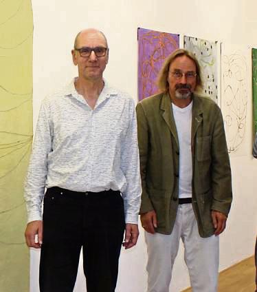 Holger Bunk (l.) hat gemeinsam mit Andreas Moersener die Ausstellung organisiert.