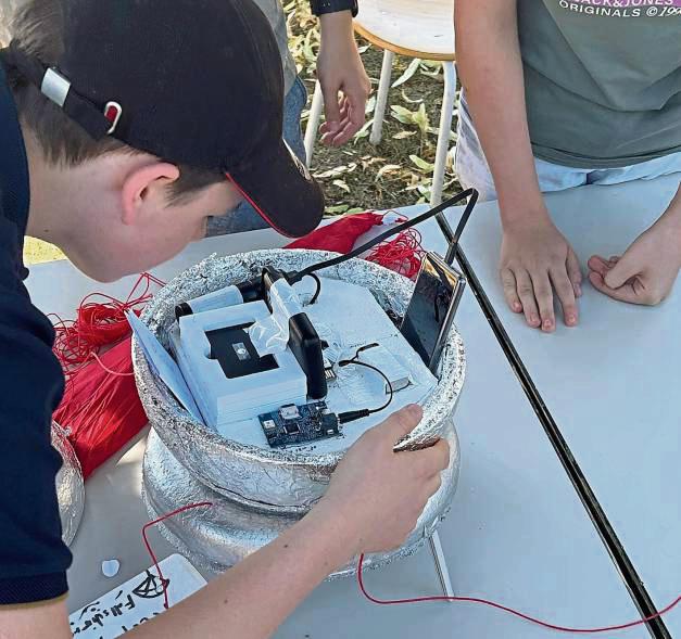 Alle Geräte an Bord? Ein Marienschüler sorgt direkt vor Ort für den letzten Feinschliff.