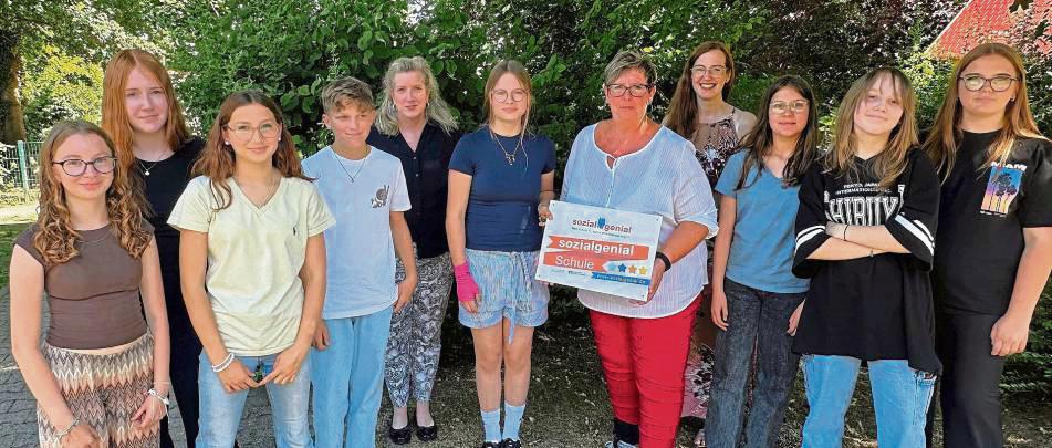 Sonja Bittner (Kapeso, 5.v.l.) überreichte das Siegel „sozial genial“ an die am Projekt mitwirkenden Schüler.