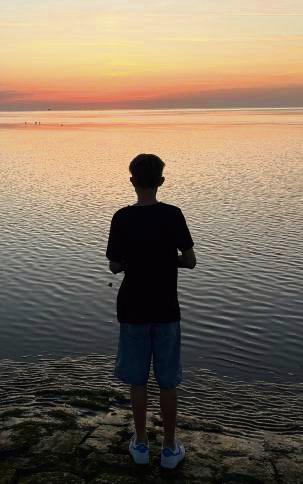 Jannis Reimann genießt Meer und Sonnenuntergang.